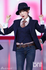 组图：少女时代回归打榜夺冠 西装礼帽显帅气