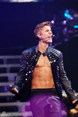 组图：比伯北京个唱半裸秀肌肉搂美腿女歌迷