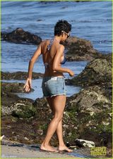 组图：哈利贝瑞身穿蓝色比基尼开心度假