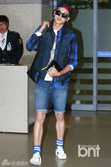 组图：帝国之子朴炯植返韩 休闲装潮范儿十足