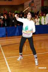 幻灯图：谢安琪飒爽运动装亮相 变身羽毛球健将