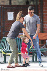 组图：阿尔芭一家甜蜜出游 与丈夫拥抱秀恩爱