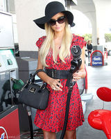 高清组图：帕丽斯-希尔顿V领红裙现身加油站