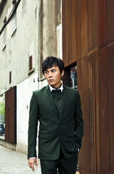 组图：秦昊黑白封面大片 打造年代绅士风