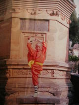 组图：王宝强幼时青涩练功照曝光