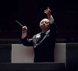 幻灯图：大剧院推出新版《茶花女》 观众身临其“镜”