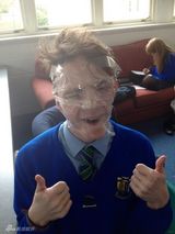 组图：蛇精病网友比赛胶带粘脸 集体不成人形