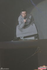 组图：周柏豪香港连开唱 为练身材不沾零食