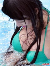 组图：冯淇儿38万隆胸 挺胸接受冲浪挑战