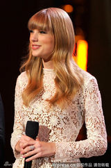 组图：泰勒亮相格莱美提名音乐会 镂空礼服晒钻戒