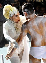 高清图：Lady Gaga日本演唱会 与肌肉男缠绵悱恻