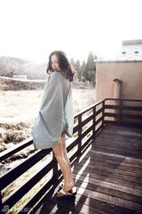 组图：江一燕日本时尚秋意写真 轻灵恬淡幽然绽放