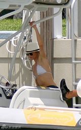 组图：卡梅隆-迪亚兹与男友度假 比基尼热裤现身