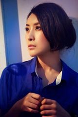 幻灯图集：王雅捷短裙秀美腿 迷离眼神妩媚风情