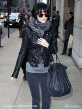 幻灯图集：阿什莉辛普森褶皱皮革夹克配紧腿裤逛街