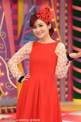 组图：Selina红装亮相节目录制 鸡排妹性感抢镜