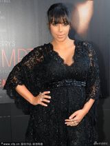 组图：卡黛珊挺大肚秀事业线 蕾丝长裙亮相首映