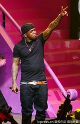 组图：麻辣鸡个唱粉丝强行上台 与保镖激烈扭打