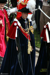 组图：威廉王子着传统服装帅气亮相 凯特伴婆婆甜笑