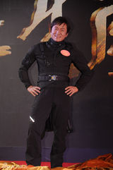 组图：《十二生肖》上海首映 主创耍宝齐跳2摆舞