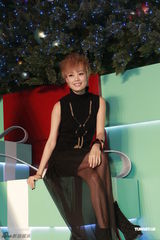 组图：容祖儿陈伟霆主持圣诞亮灯仪式