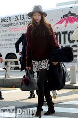 组图：少女时代赴华宣传黑白搭现身机场