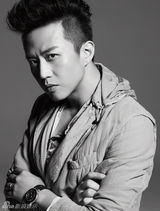 组图：邓超《男人风尚》展示撞色西服