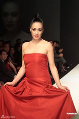 组图：钟丽缇台湾走秀 性感豹纹洋装搭配红唇