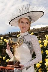 组图：妮可-基德曼贵妇扮相抢眼 当众脱鞋无损优雅