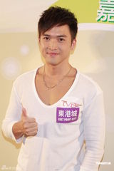 高清组图：陈炜现身秀厨艺 为烹饪比赛任评委