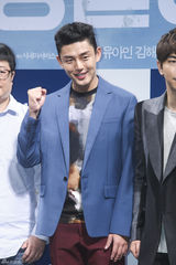 独家高清：刘亚仁牵手金海淑宣传新片《强哲》