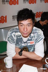 组图：许志安亮相活动遭逼婚承诺会公开婚讯