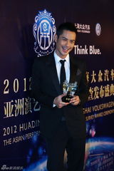 组图：郑嘉颖获公众形象奖 西装帅气亮相后台