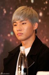 组图：韩团Bigbang香港开唱 GD红发抢眼TOP斯文