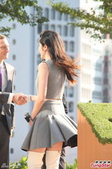 组图：陈慧琳露蛮腰亮相 称早替爱子报学校