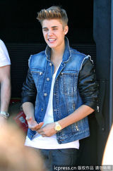 组图：比伯当街献唱谢歌迷 小天王自恋摸发