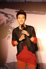 组图：陈翔新唱片发布会现场跪地为母亲洗脚