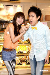 幻灯图：郭美美被曝爱下厨 与黄靖伦DIY杯子蛋糕