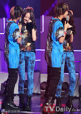 组图：AfterSchoolf(x)性感舞姿比拼《冠军秀》