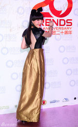 组图：时尚周年庆众星盛装 钟丽缇性感开胸