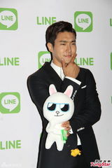 组图：崔始源自认无女友 以幽默化解尴尬