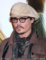 组图：约翰尼-德普亮相新片记者会 女主角花枝招展