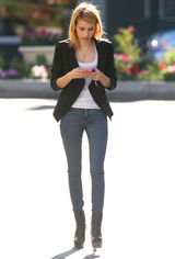 高清组图：艾玛-罗伯兹街拍 小西装外套搭配潮鞋