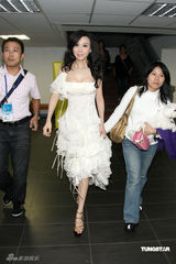 幻灯图集：金钟奖萧蔷低胸白裙尽显美人本色