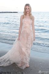 组图：爱娃-洛克波诺裸粉蕾丝婚纱款礼裙拍写真