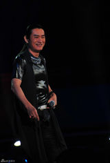 高清组图：巨星云集慈善中华行 陈小春婚后首献唱