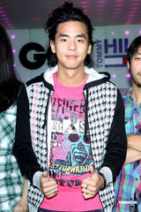 组图：柯有纶为服装助阵演出 透露新专辑12月发行