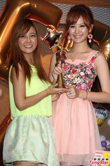 组图：安心亚粉裙亮相歌迷会 台上跳舞性感甜美