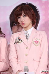 组图：SNH48台北办握手会 粉红制服可爱诱惑