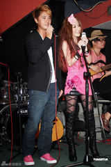 组图：许维恩开唱秀恩爱 吴亚馨送花篮力挺